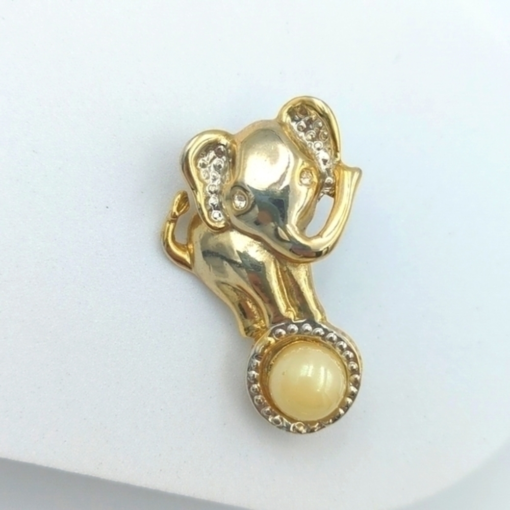 5/25$  Vintage elephant on a ball brooch pin pendant. Adorable!